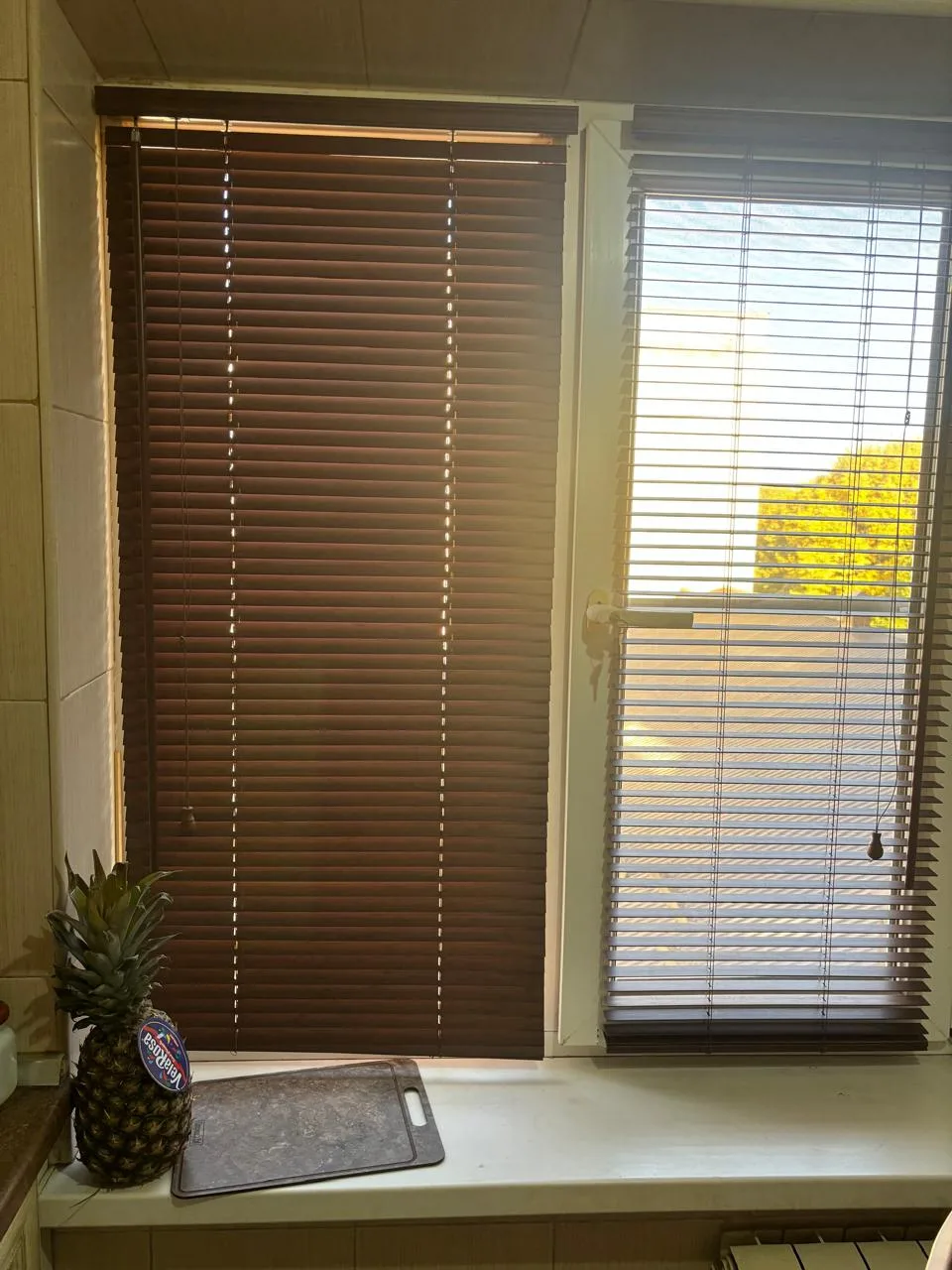 Горизонтальные жалюзи под дерево с установкой под ключ в интерьере квартиры в Нальчике и КБР