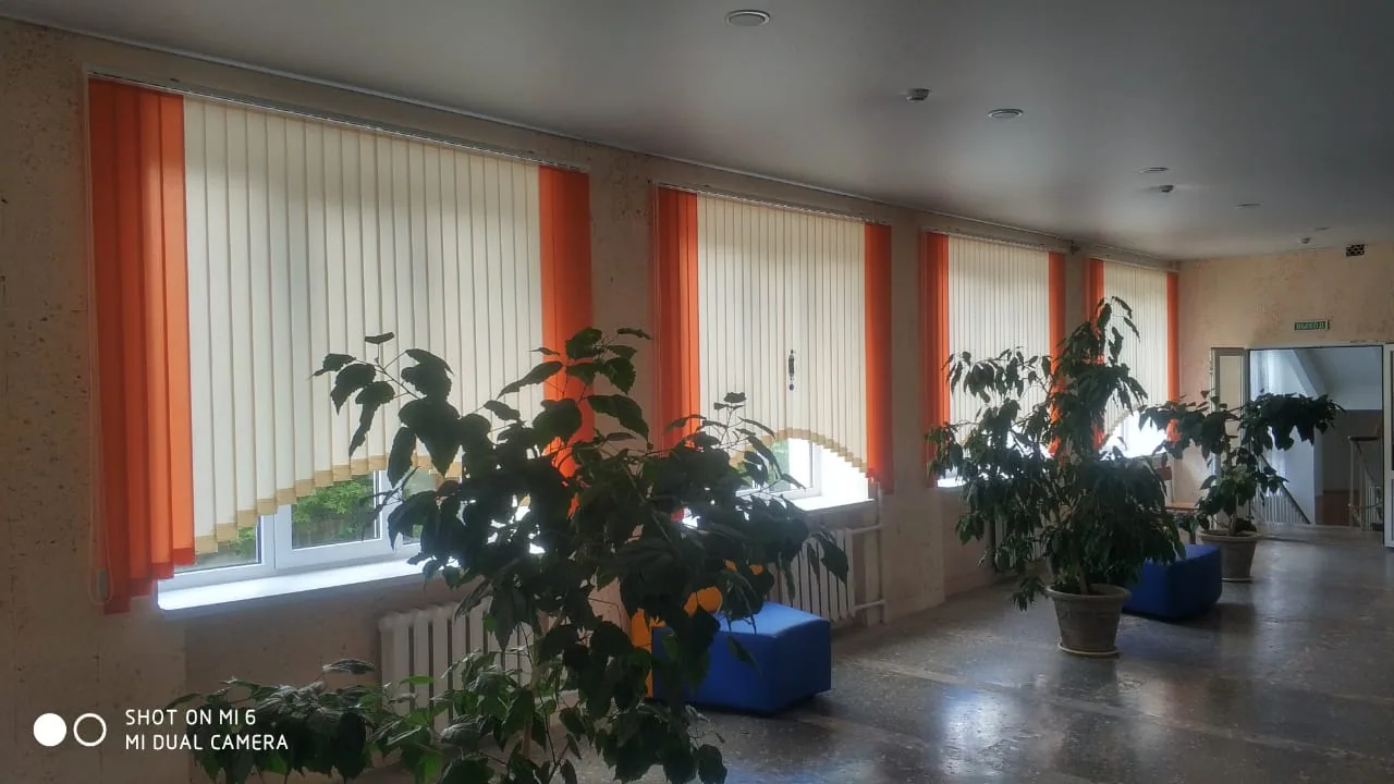 Вертикальные жалюзи для больших окон с подбором материала в офисном проеме в Нальчике и КБР на заказ
