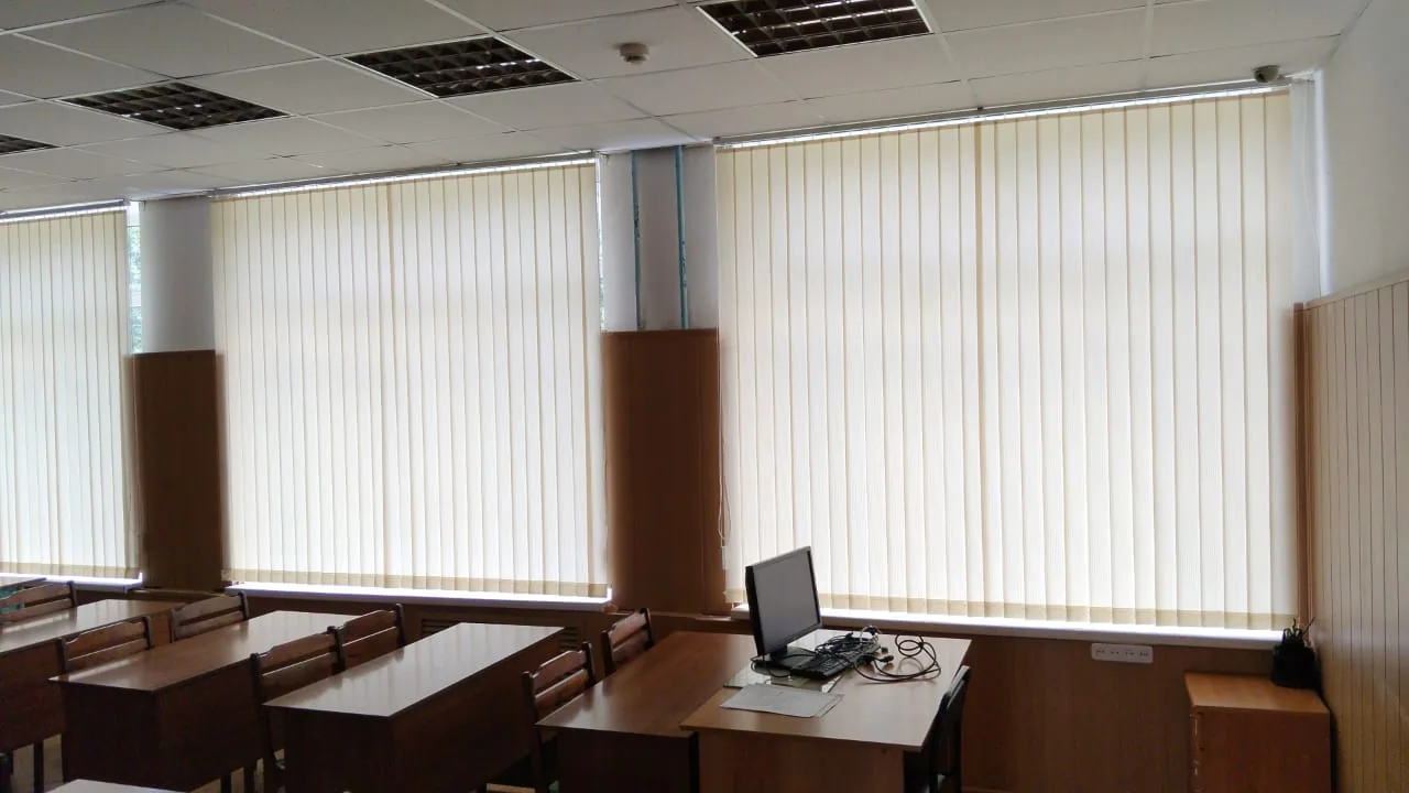 Вертикальные жалюзи на балконный блок с аккуратным монтажом в офисном проеме в Нальчике и КБР на заказ